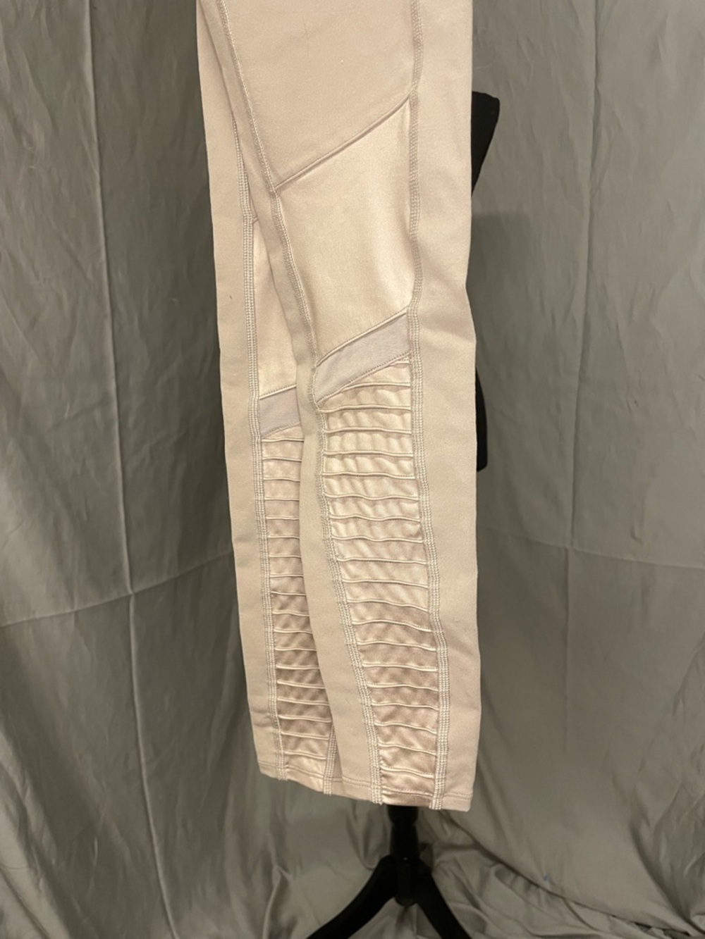 ALO Yoga Sand Gravel Moto Leggings - Neutral Tan - Picture 9 of 12